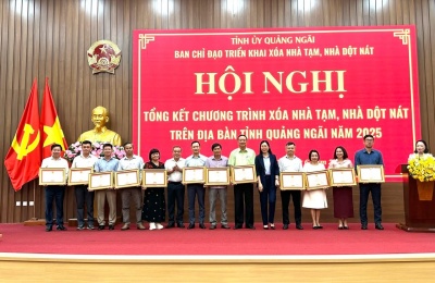 BỆNH VIỆN SẢN – NHI NHẬN BẰNG KHEN CỦA CHỦ TỊCH UBND TỈNH QUẢNG NGÃI
